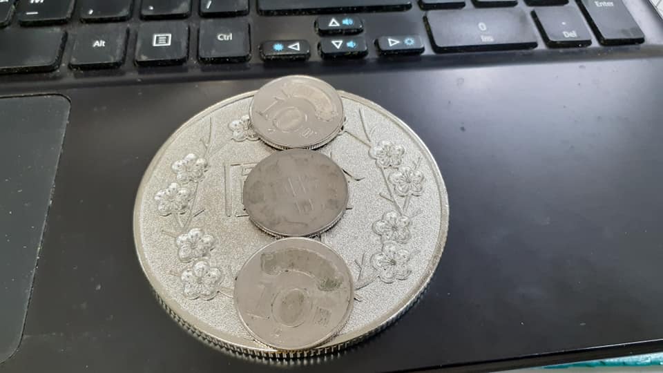 تويتر Image13 على تويتر 魔術道具 超大的10元硬幣 與原正常硬幣的長度比為1 3 面積比為1 9 體積比為1 27 T Co Sxno214wkm