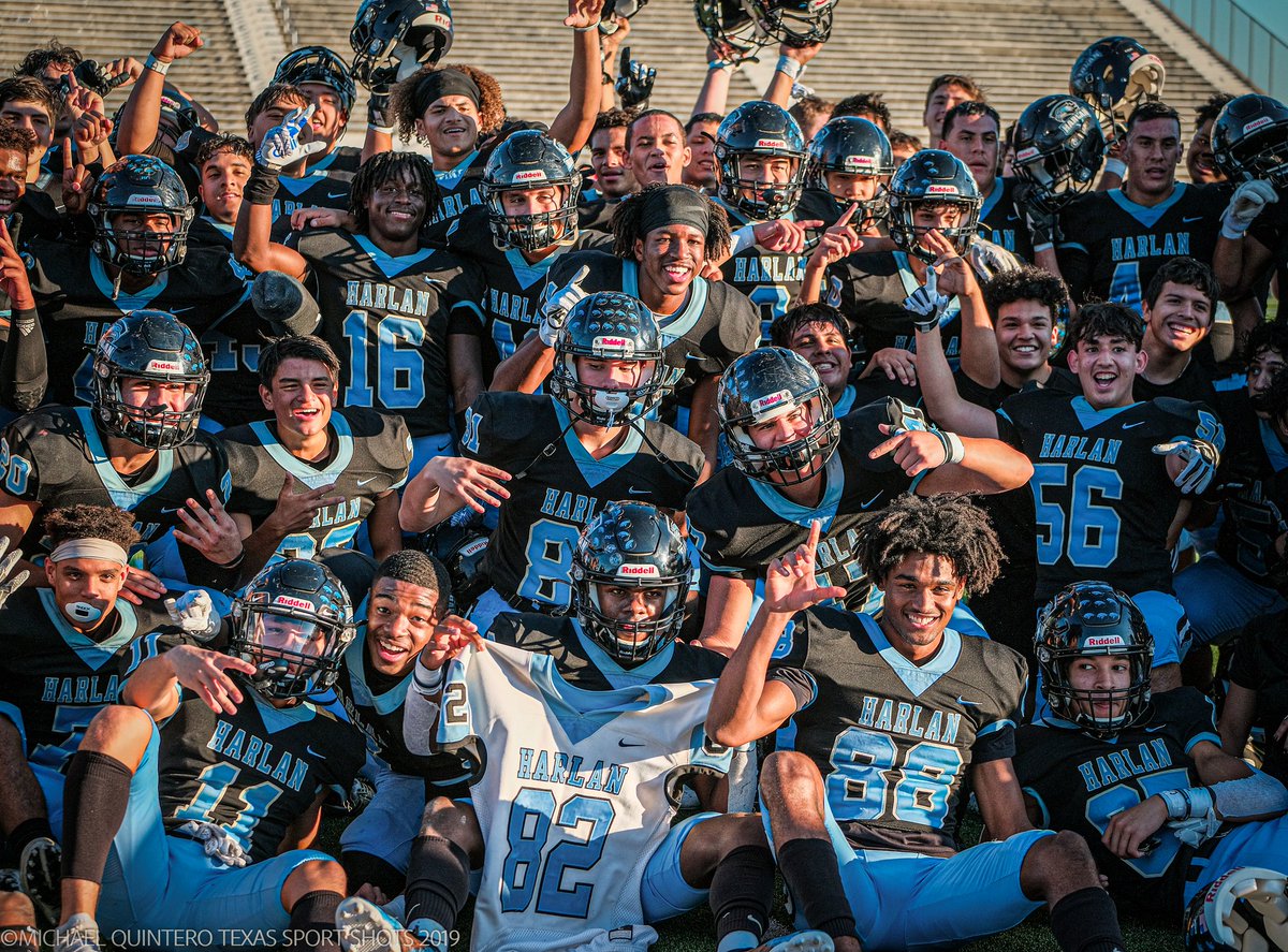 texassportshots's tweet photo. And can't forget these guys! The Harlan Hawks, on that 6A beat now 😤🏈
#txhsfb #hawkyeah #talonsup #flyhigh82 @HarlanHawks_FB https://t.co/QvcrXjvQvO
