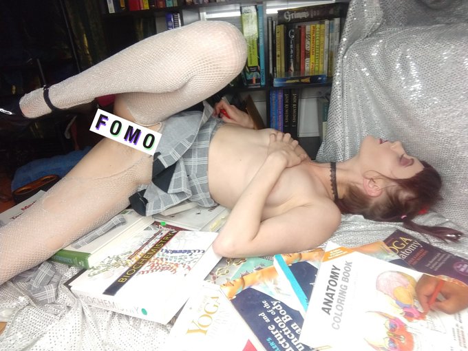 I'm feeling those midterm blues. Cum let off some steam between classes with me 🥵💦💦 https://t.co/Vhq