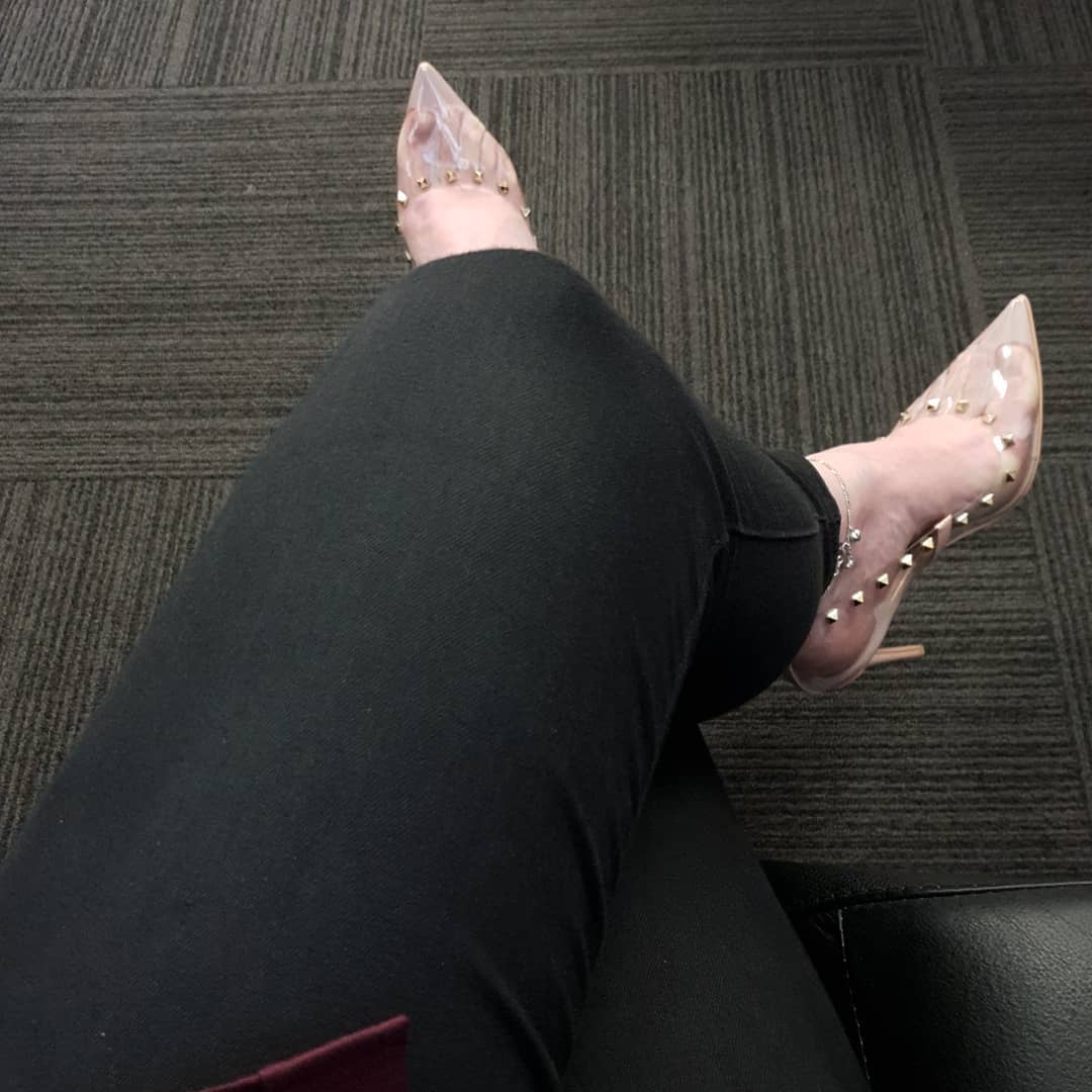 HeeledKelly's tweet photo. These are my favorite heels for teasing with my feet 😏 Now get beneath them where you belong~ 👠💋

#heels #highheels #feet #toecleavage #FootWorship #FootFetish #HotWife #findom #shoefie
@Footrubforwomen @MyShoe0bsession @GoddessFeetRt @iPostHeels @rt4_dommes @findom4feet https://t.co/tjmTuOI4eH