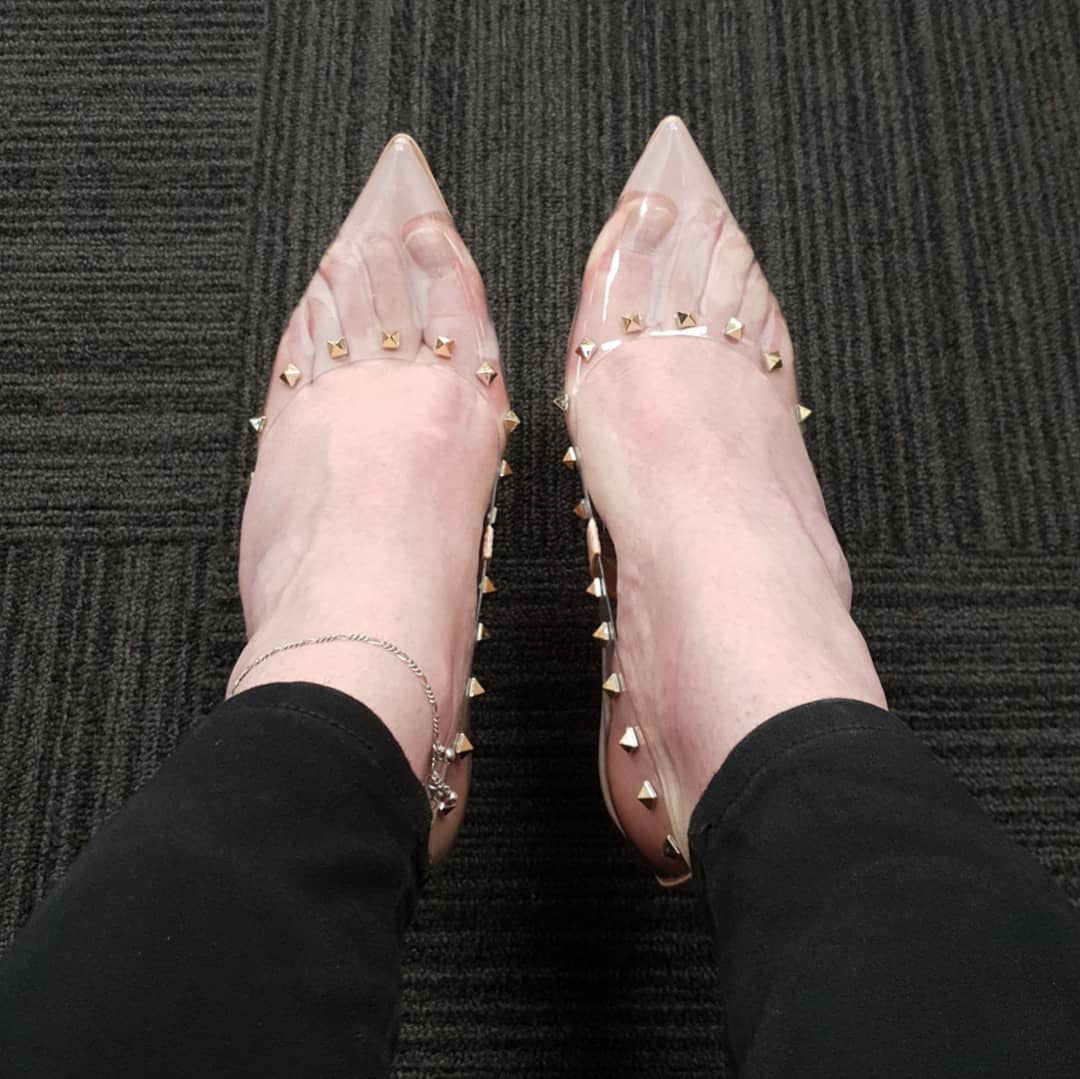HeeledKelly's tweet photo. These are my favorite heels for teasing with my feet 😏 Now get beneath them where you belong~ 👠💋

#heels #highheels #feet #toecleavage #FootWorship #FootFetish #HotWife #findom #shoefie
@Footrubforwomen @MyShoe0bsession @GoddessFeetRt @iPostHeels @rt4_dommes @findom4feet https://t.co/tjmTuOI4eH