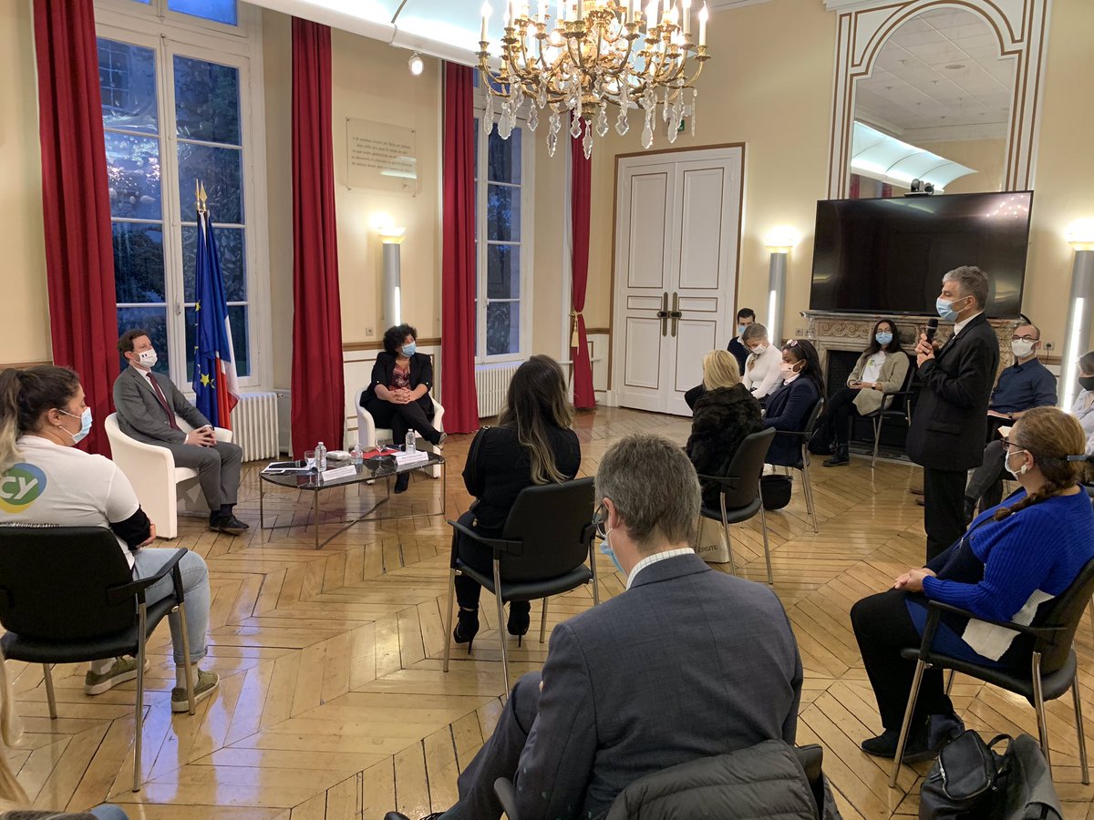 VidalFrederique's tweet photo. Échanges constructifs ce matin avec @CBeaune et des étudiants #ERASMUS à l’@UniversiteCergy et l’@UnivEvry. Malgré un contexte qui rend les déplacements plus difficiles, #ERASMUS reste un formidable programme et l’incarnation de l’Europe que nous défendons : libre et ouverte. https://t.co/cu9w622Lp2