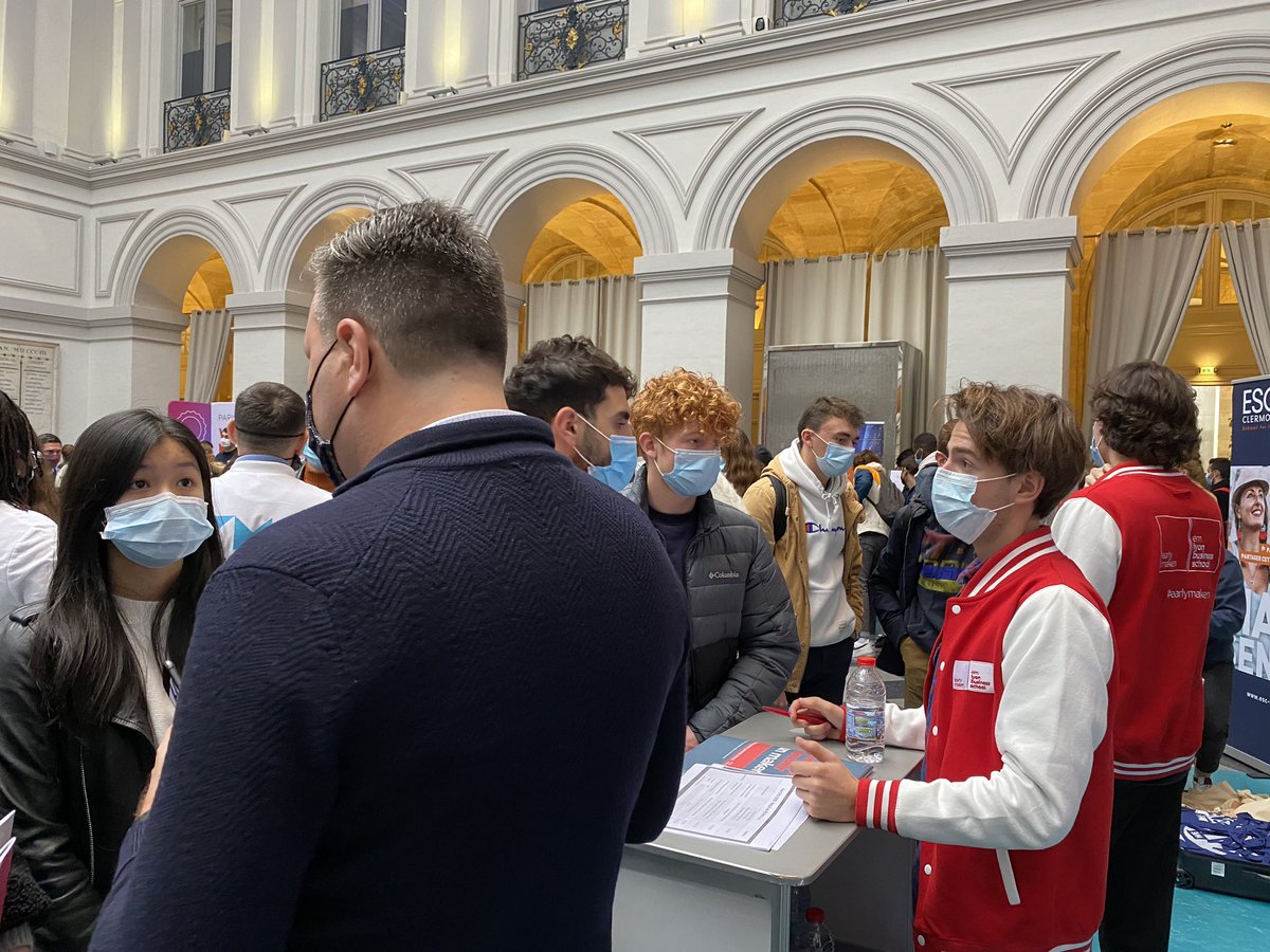 De beaux échanges entre générations d’élèves #CPGE  sur le stand <a href="/EMLYON/">emlyon business school</a> du 1er forum Sud-Ouest <a href="/aphec/">april doyola cabrera</a> ! Fière de mes étudiants #PGE qui partagent leurs experiences et parcours