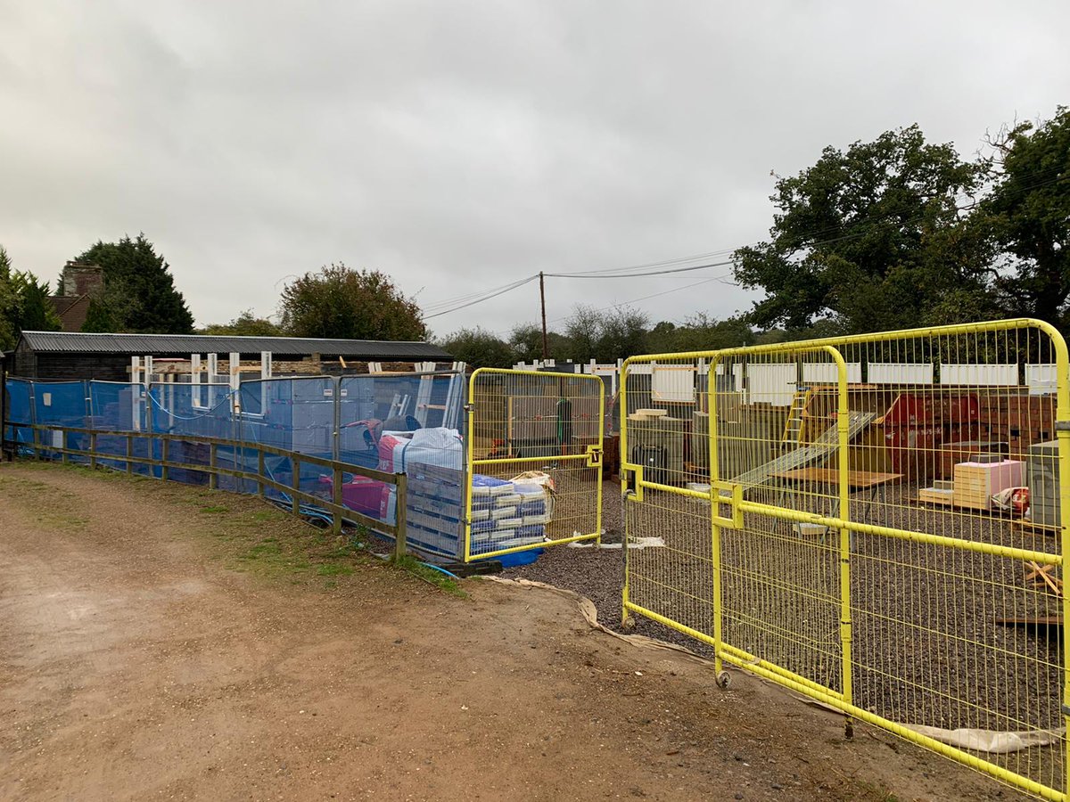 VernacularHomes's tweet photo. One of our #Gatwick sites now has #brick and #block external walls going up along with the #boundary wall! Check out some pictures below, and check out our website for updates on some other #projects.

🌟https://t.co/wPINanoHow🌟 https://t.co/RFOl1TLN4V