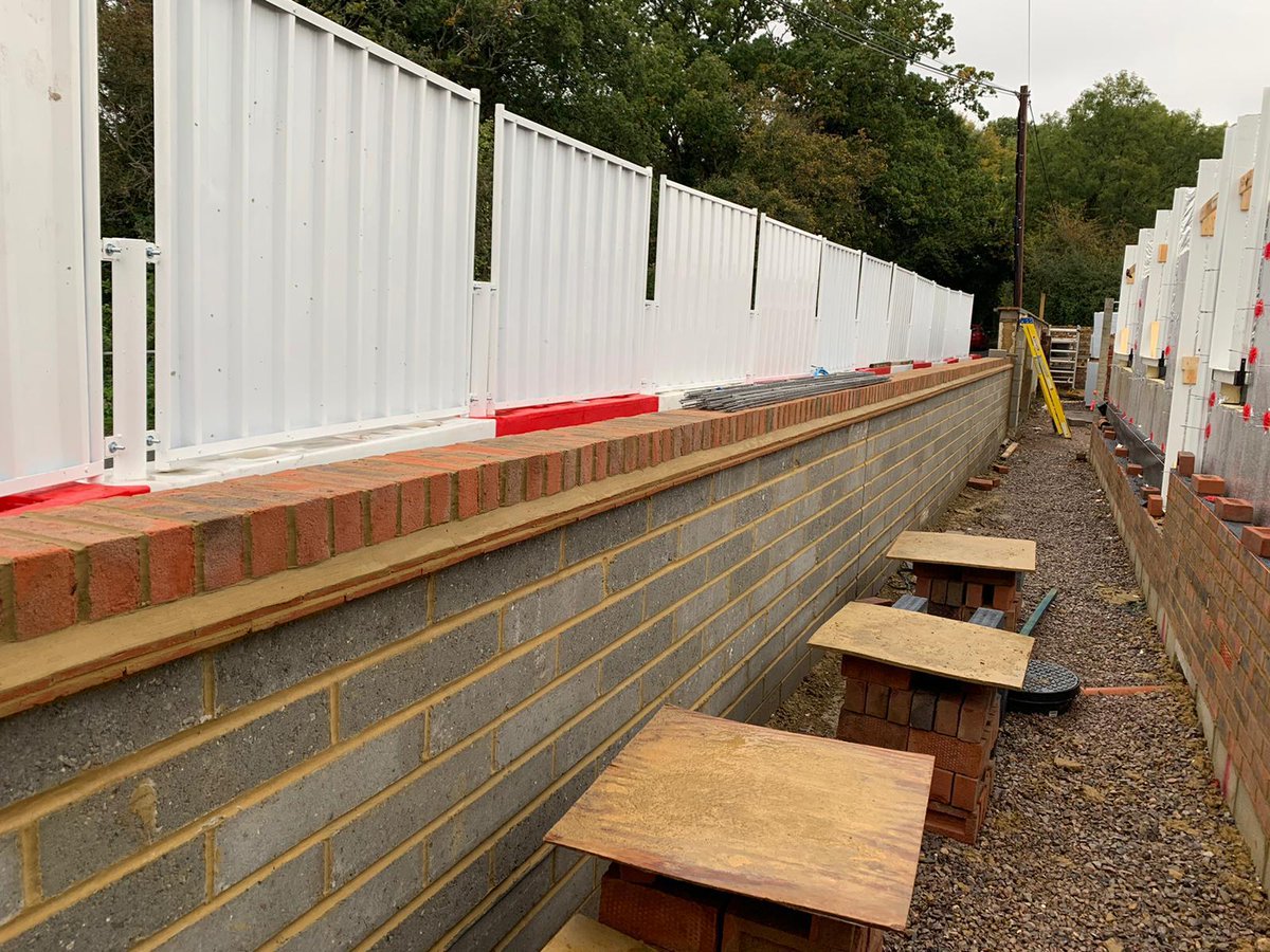 VernacularHomes's tweet photo. One of our #Gatwick sites now has #brick and #block external walls going up along with the #boundary wall! Check out some pictures below, and check out our website for updates on some other #projects.

🌟https://t.co/wPINanoHow🌟 https://t.co/RFOl1TLN4V