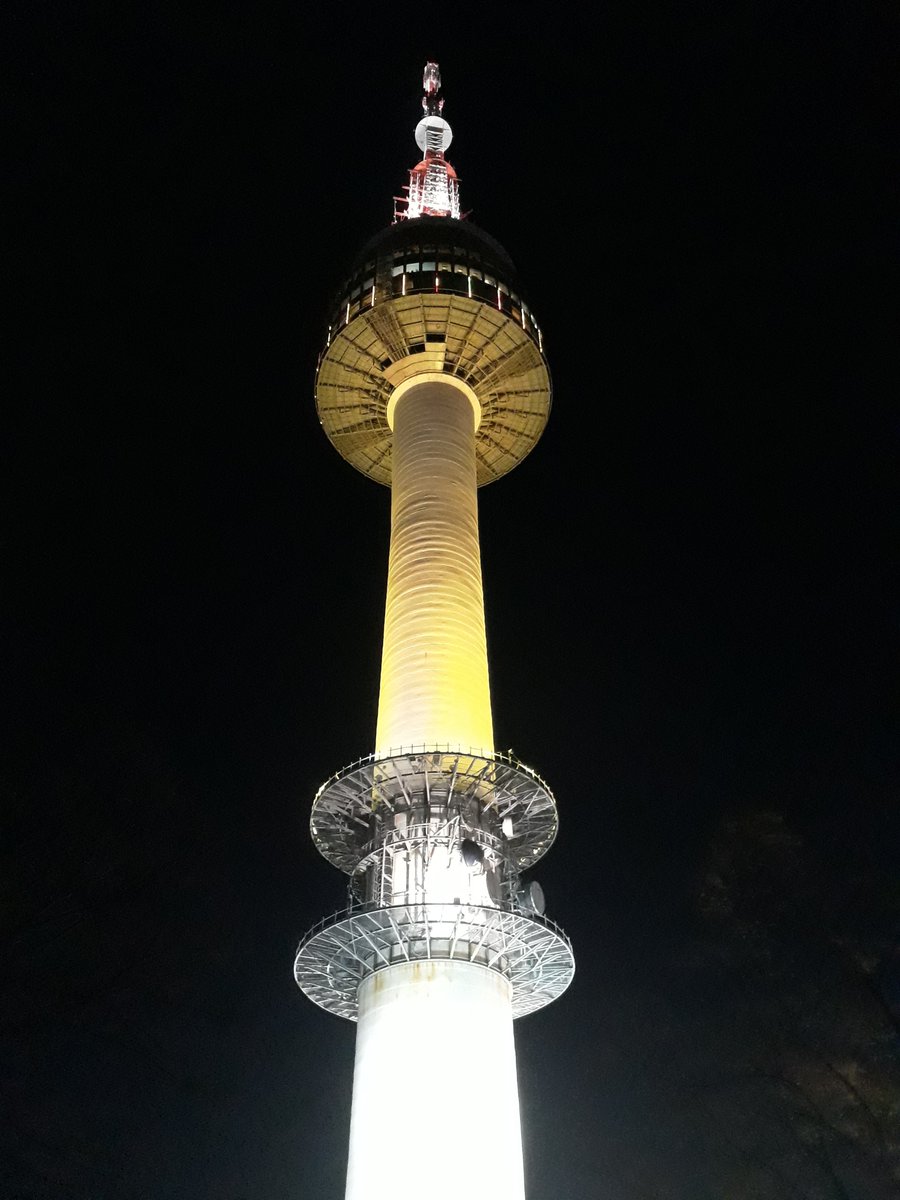 4. Arrived at hotel late evening, was already dark by then, got my first taste of short days and long nights during winter in the northern hemisphere ... headed straight for the N Seoul Tower after that ... took the cable car then climbed a couple more steps to the top