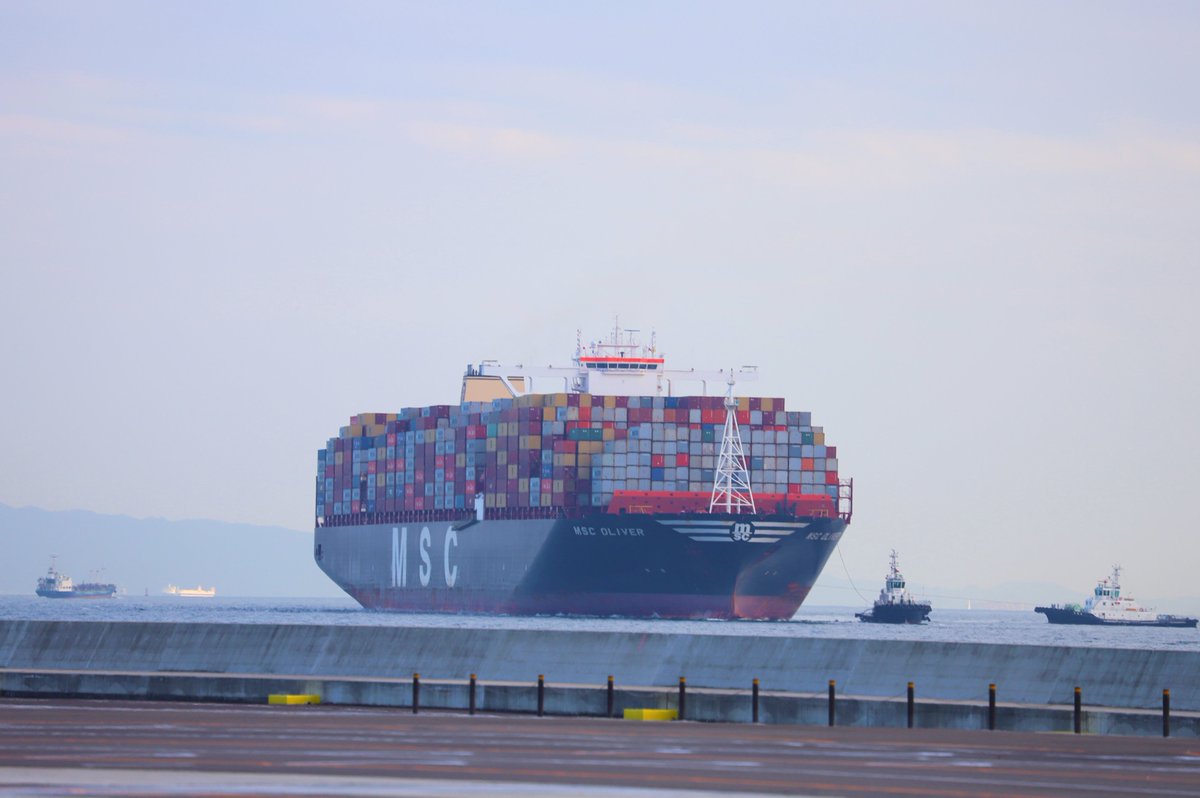国土交通省 関東地方整備局 港湾空港部 今日の 横浜港 南本牧ふ頭ｍｃ３コンテナターミナルでは 超大型コンテナ船が着岸していました 船名は Msc Oliver 積載個数が約18 400ｔｅｕ フィートコンテナ換算で18 400個 クラス 全長が395 4ｍ
