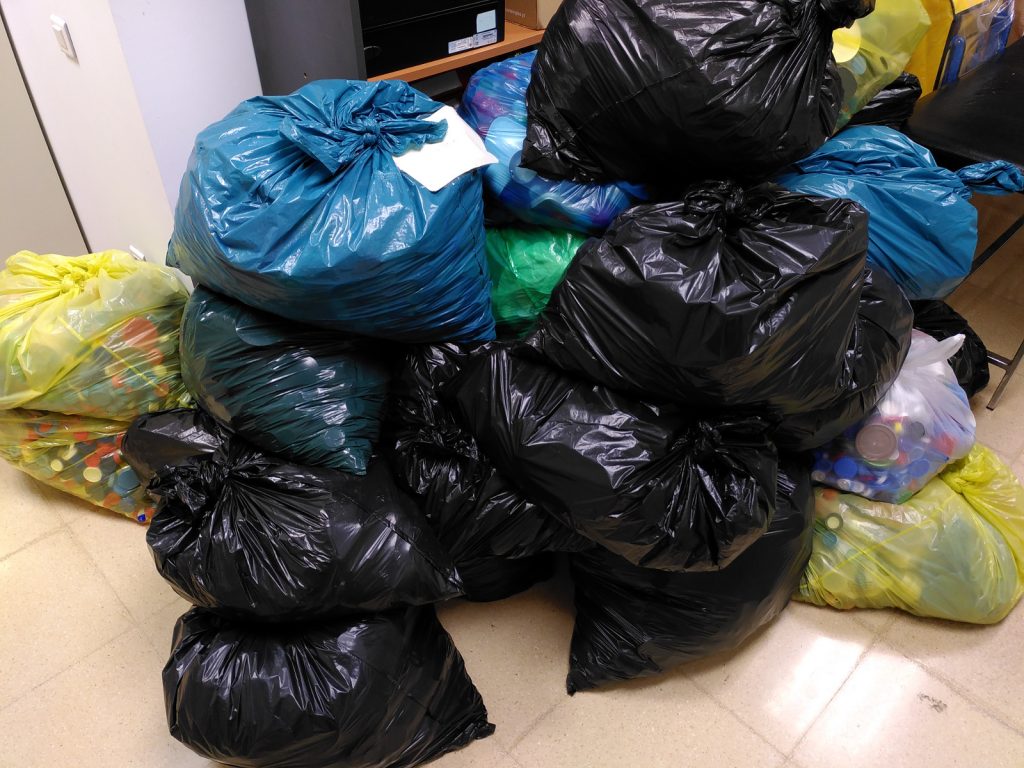 mediambient_UB's tweet photo. Moltes gràcies per la vostra solidaritat!! 😃💛
Ahir la @Fundacionoelia es va endur 207 kg de taps que la comunitat universitària de la #UniBarcelona ha anat acumulant als @crai_ub.
Notícia👉 https://t.co/ijs9JTM2cw
#tapssolidaris #recursos #residusUB #solidaritat #recerca https://t.co/bQaRGDEv74