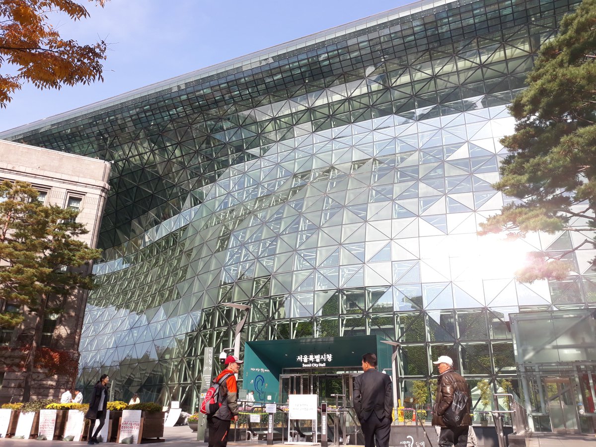 10. Third day, visited Seoul City Hall ... very eye-catching interior, feels so green ... took a pic of the iconic logo of 'I SEOUL U' campaign, located around the City Hall grounds  #ISeoulU  #I_SEOUL_U  #너와나의서울