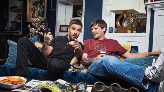 liam has this photo of him and louis on gogglebox framed 