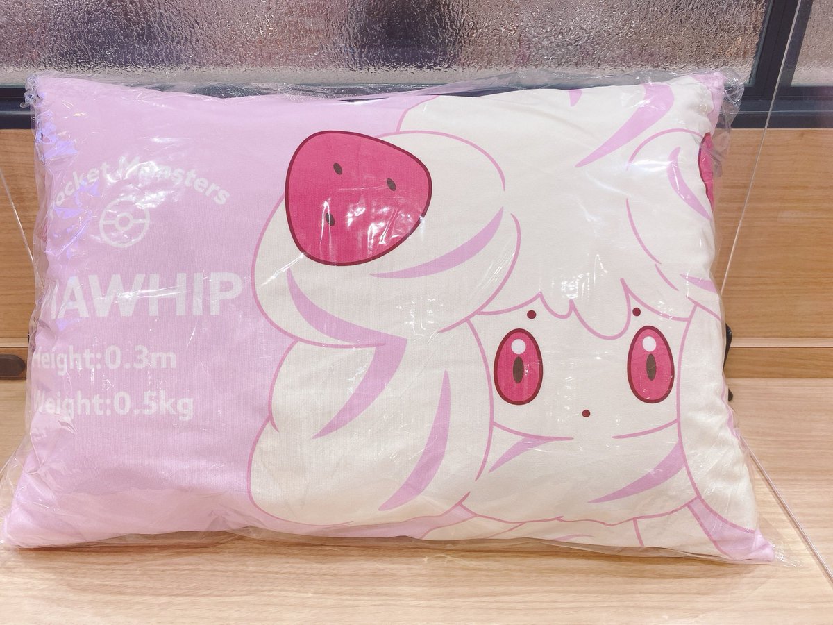 ジクソン はい マホイップちゃんの枕かわいいねええええええ D わりと売ってるとこ少ないみたいだけど 最寄りのしまむらにあって良かったー 電話でお問い合わせする時はこの7桁の品番を伝えるとスムーズぽい ポケモン の枕でケーキ