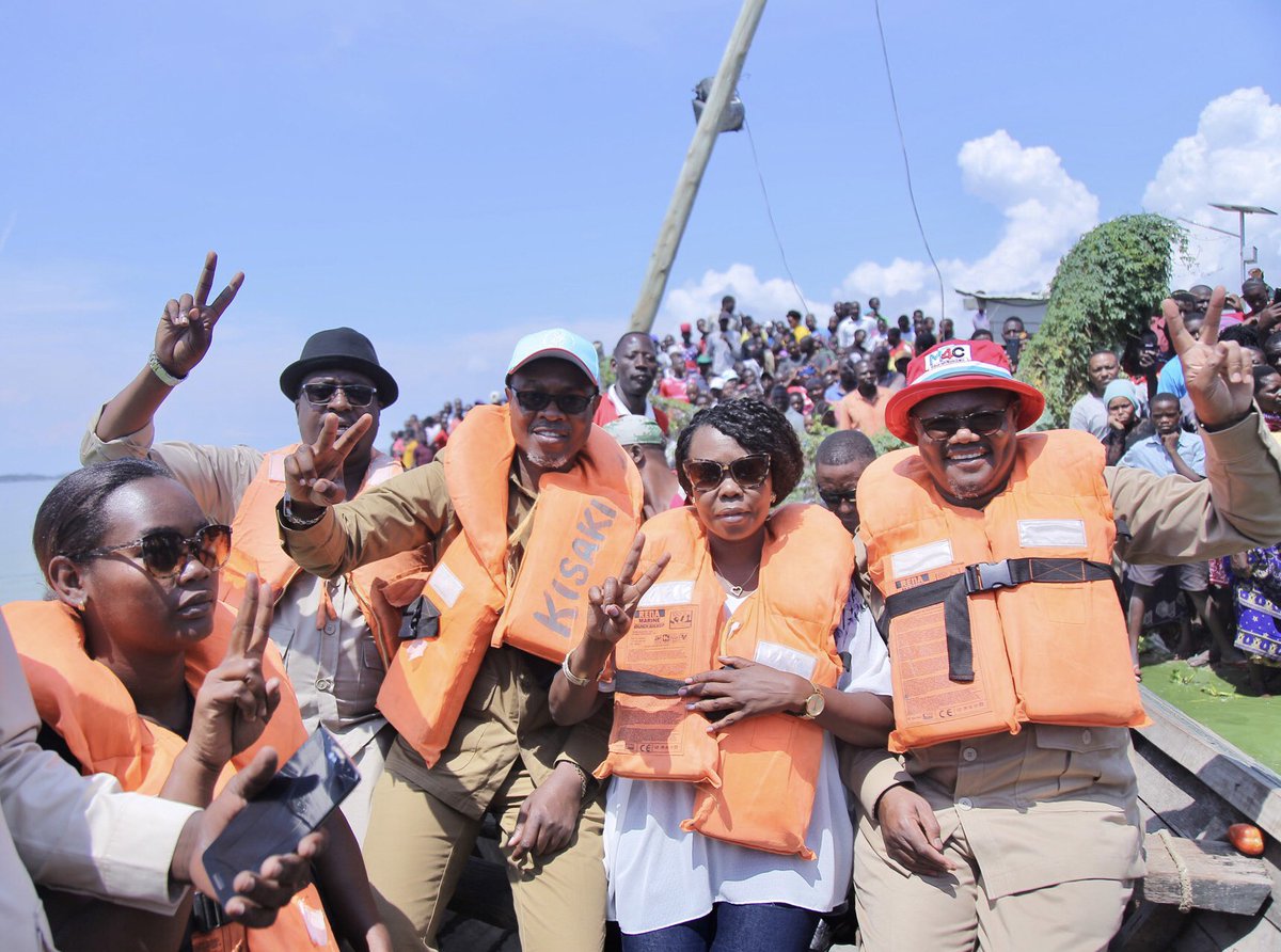 MagabeAlicia's tweet photo. Juu ya changamoto zote tulizopata, na tunazoendelea kupata, tumefika. 
Tumewasili Ukerewe kwa mtumbwi wenye injini.  Ila leo wameleta usumbufu mkubwa kwa wananchi wenzetu wa #Ukerewe &amp; #Kisorya
Asanteni na Mungu awabariki. 
Retweet 🔁 tuwaambie tuna jambo letu tarehe 28 Oktoba! https://t.co/VinPQgAjFV