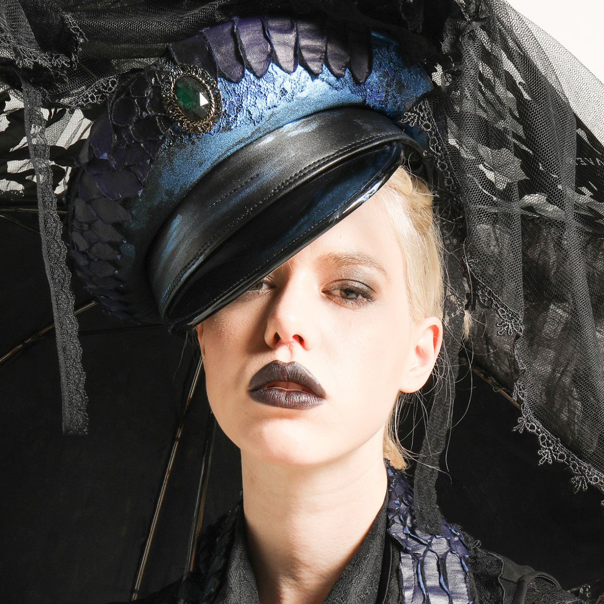 ドラゴンレザーとレースのゴシックハードな軍帽。 ハードな質感の