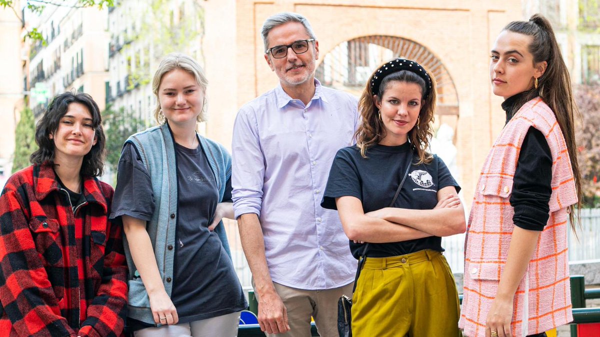 la2_tve's tweet photo. 💥��💥🍌💥🍌 #ESTRENO en La 2
Desde el jueves, Banana Split con @mikeliturriaga y
@amaiaromero
@lahabitacionroj
@RebecaMusic_SV
@Chus_Santana_
@hindsband
@davidchefcorral
@fuelfandango
@virginiamaestro
Y una actuación y una playlist deliciosas😋🎶
https://t.co/Hnq4a2W1yw https://t.co/lGJ05N3YXK