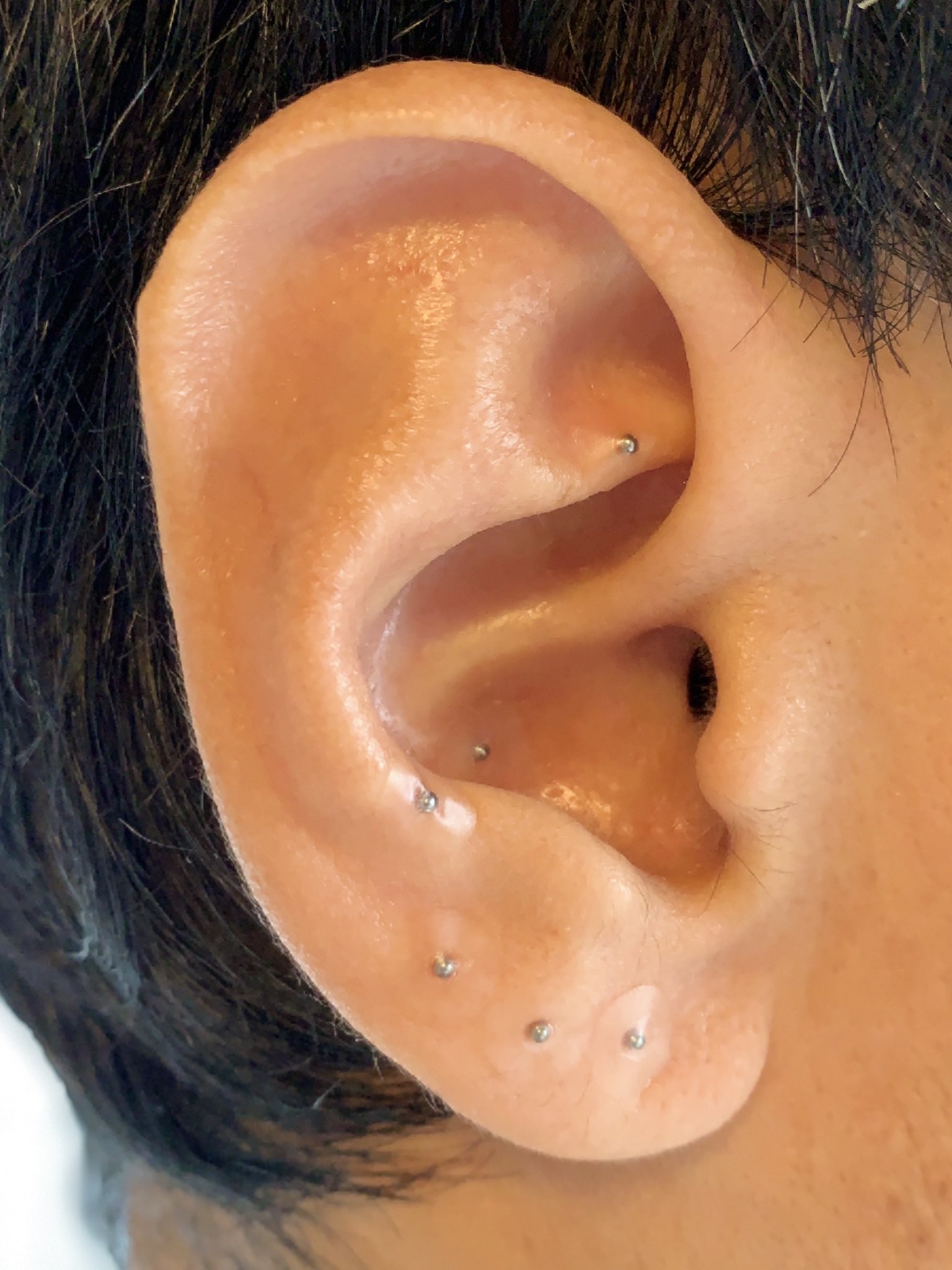 ふぁる イヤービューティセラピー男性編 ジュエリーの無い目立たないタイプの耳つぼシール もあります こちらの方は基本の5点以外に首 肩 膝関節に痛みがあるため その部分にも追加で貼りました シールを貼った部分が刺激されて気持ちよく 身体が楽に