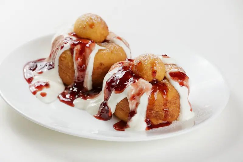 RomanianPeople's tweet photo. Papanași always makes you come back for more. Originating from the northern part of the country, this calorie bomb is very popular among all Romanians with a sweet tooth. #Romania https://t.co/P7RLqIjyM1
