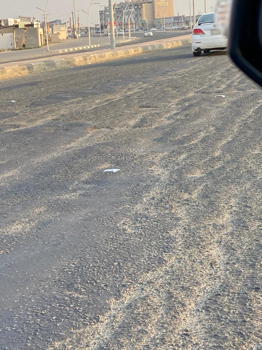 othman1429's tweet photo. إلى من يهمه الأمر 
تضرر مرتادي طريق صامطة الدغارير 
من سوء الطريق ورداءته مما تسبب في تلفيات في سيارتهم #بلدية_محافظة_صامطة #محافظة_صامطة https://t.co/vZxHdYh8JZ