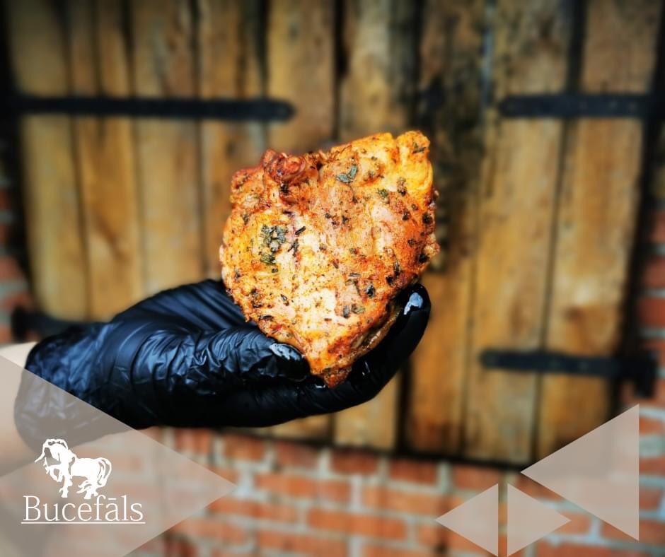 Lieliska ziņa tiem! Šajā piektdienā būs iespēja iegādāties “Bucefāla” gardos vistu šķiņķīšus, vistu stilbiņus un jēra gaļas desas. 
✔️Vistu šķiņķīši – 6,50 eiro/kg
✔️Vistu stilbiņi – 5,50 eiro/kg
✔️Jēra gaļas desas – 1,40 eiro/100g
Piesakies savlaicīgi, pa tālruni 📞26757740.