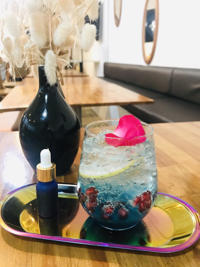NoraNekoThai's tweet photo. アユタヤ観光のついでに
アユタヤの遺跡を眺めながら
カフェでゆったりと☕️🍰
1枚目: Prang View Bouquet💐
(→バタフライピーのソーダ割り)
2枚目: マンゴースムージー🥭
暑さが和らぐ、清涼感🍹
#タイ
#アユタヤ
#PRANGVIEW https://t.co/aTkW7X98bv