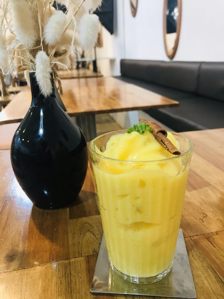 NoraNekoThai's tweet photo. アユタヤ観光のついでに
アユタヤの遺跡を眺めながら
カフェでゆったりと☕️🍰
1枚目: Prang View Bouquet💐
(→バタフライピーのソーダ割り)
2枚目: マンゴースムージー🥭
暑さが和らぐ、清涼感🍹
#タイ
#アユタヤ
#PRANGVIEW https://t.co/aTkW7X98bv