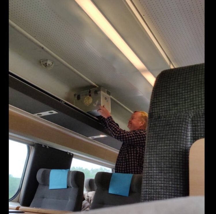 Exakt såhär hade den svenska  versionen av Snakes on a Plane börjat.