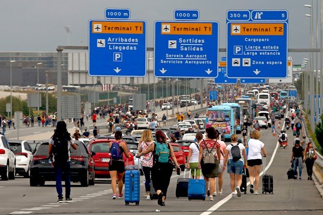 vilallongapac's tweet photo. Tsunami a l'aeroport. Avui fa un any d'aquestes imatges. https://t.co/LNjX0vjmJf