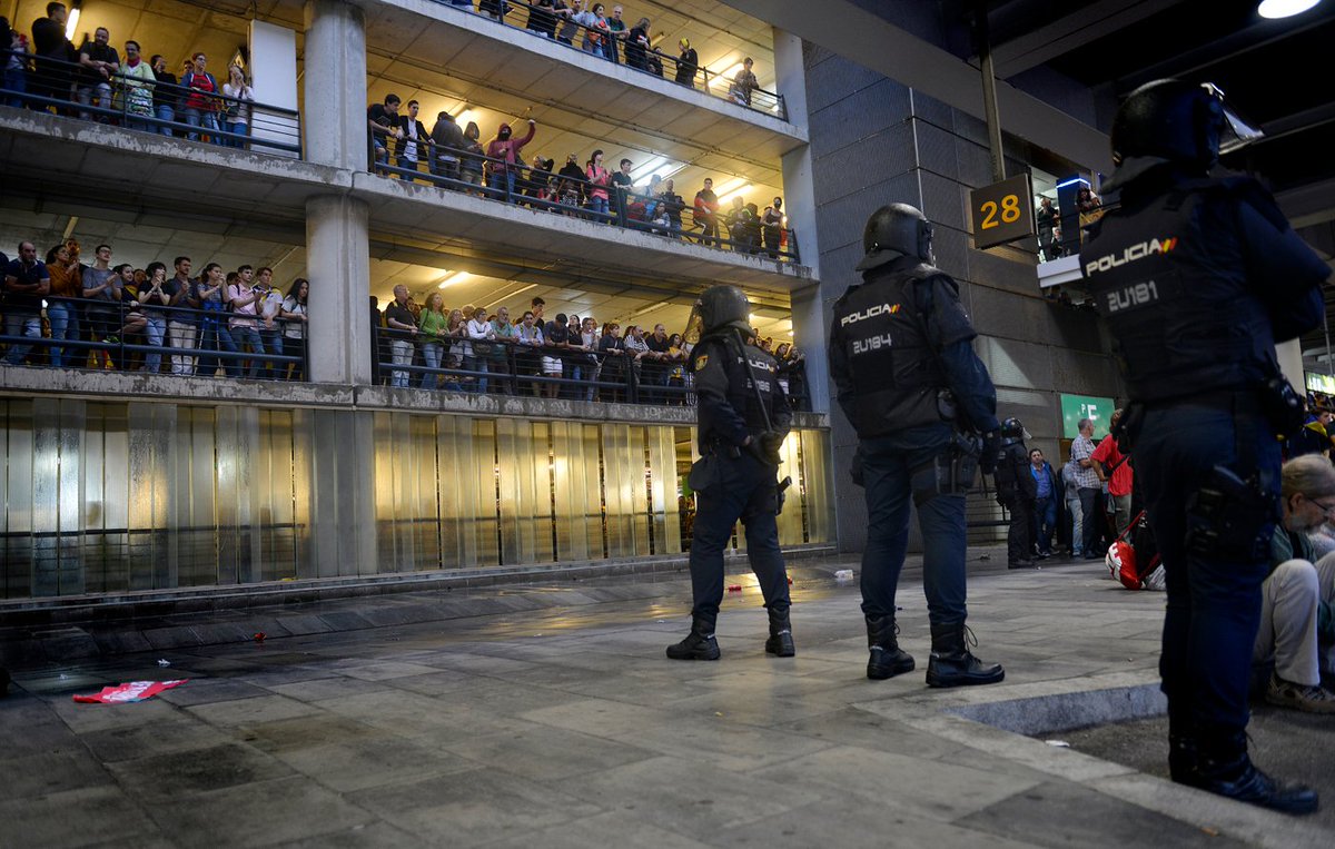 vilallongapac's tweet photo. Tsunami a l'aeroport. Avui fa un any d'aquestes imatges. https://t.co/LNjX0vjmJf