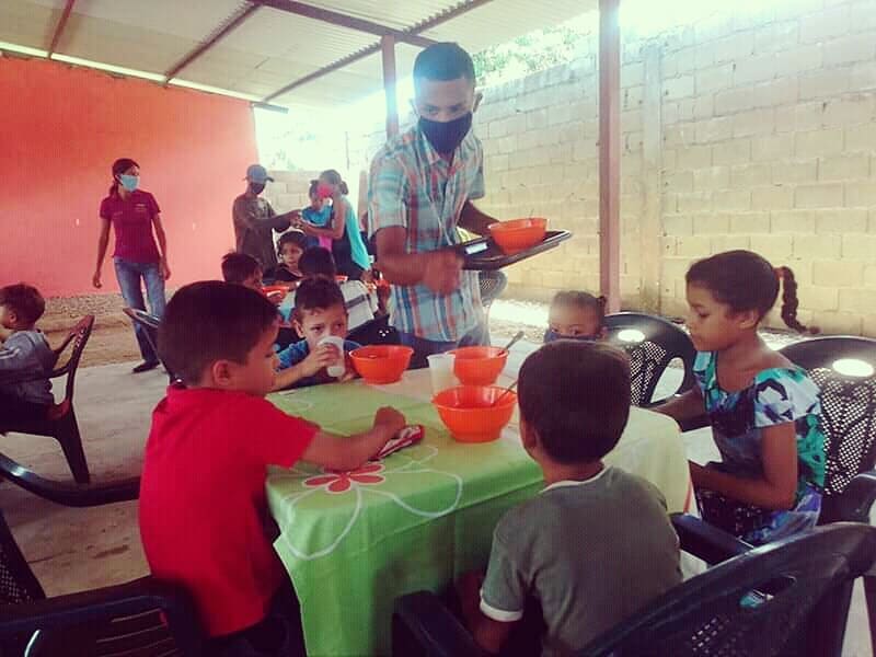 IglesiasdeDiosV's tweet photo. Iglesias de Dios Fuente de Vida en Calabozo, alimenta a 41 niños de la comunidad la Coromoto, los pastores Adán y Nurbis Ramos y demás miembro de la iglesia tomaron esto como estrategia de presentar a Jesus a quienes mas lo necesitan, seguimos siendo la Iglesia. https://t.co/aWCgj9EbxZ