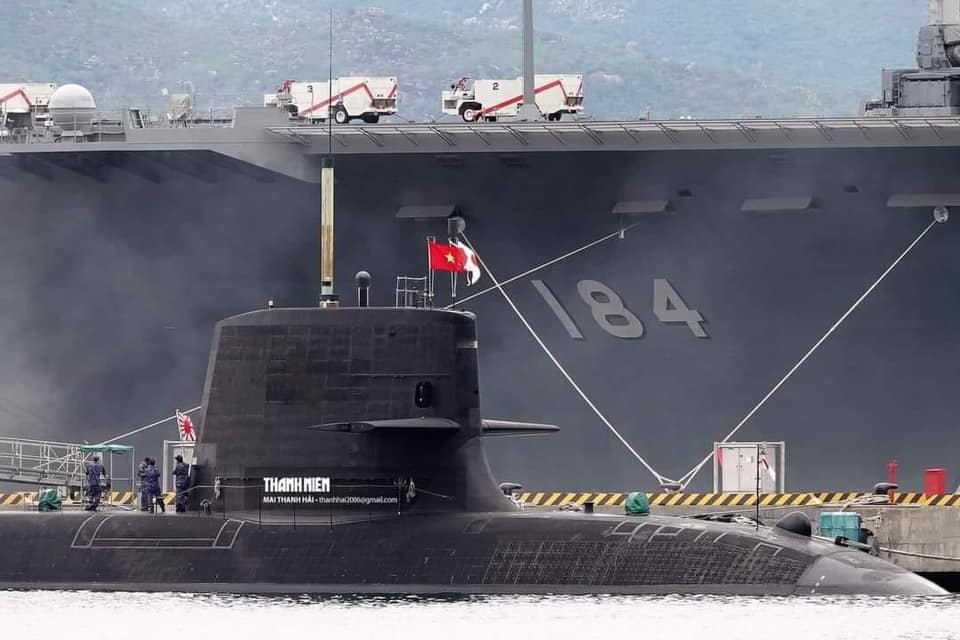 GulistanNewsTV's tweet photo. 3 #Japanese Navy ships, the helicopter destroyer JS Kaga, JS Ikazuchi &amp; submarine JS Shoryu are docking in Cam Ranh Bay, #Vietnam since Oct. 11.
The port call is part of Japanese &amp; Vietnamese efforts to  cooperate in light of China's activities in #SCSea. https://t.co/EVEBfibkjh