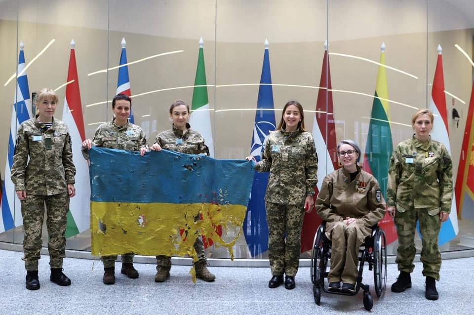 UA_EUMission's tweet photo. Найтепліші вітання нашим захисникам та захисницям зі святом! 🇺🇦 
Дякуємо Вам за все! За вашу відвагу та нескореність духу у боротьбі за суверенітет, свободу та незалежність нашої Батьківщини! Дякуємо за нашу Україну! Ми обов’язково переможемо! #ЗавдякиТобі #ДякуюЗахисникамУкраїни https://t.co/SY5fMg3Fzi