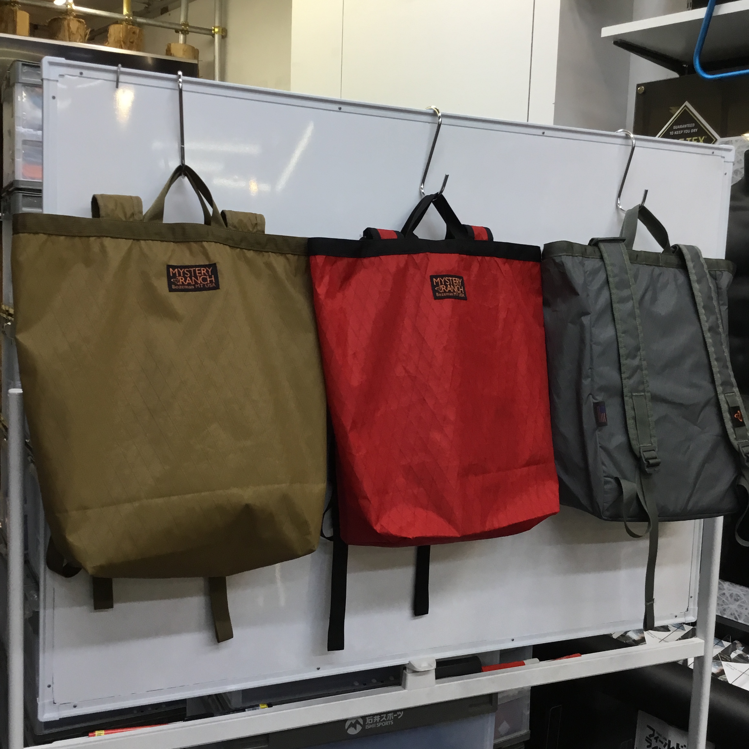 石井スポーツ公式 登山 アウトドア 新宿東口ビックロ店 的場です Mysteryranch Bootybaglarge ミステリーランチ の定番の ブーティーバッグ を少し大きくした 新商品 ブーティーバッグラージ が入荷しました 生地には丈夫で軽くて防水性の