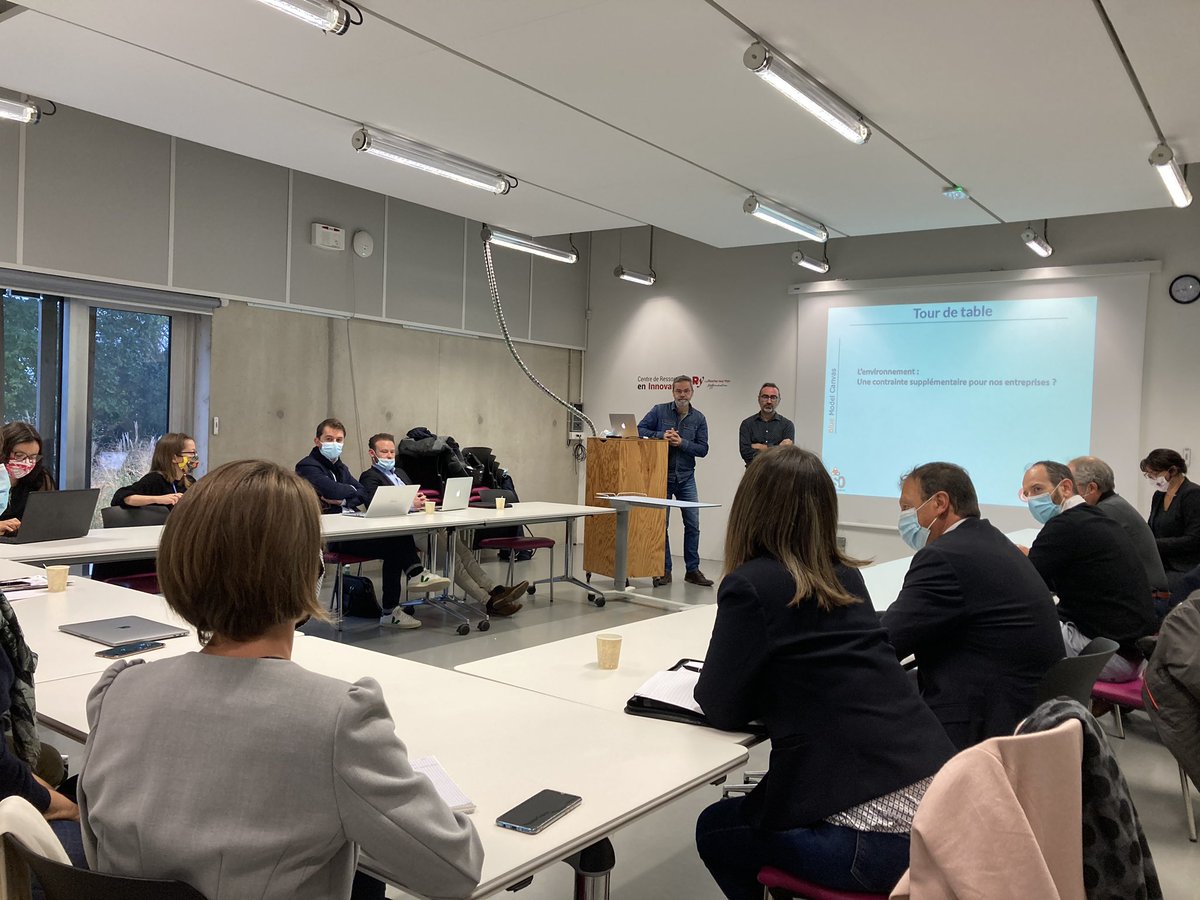 CRI_lrsy's tweet photo. Une quinzaine de participants sont réunis ce matin au @CRI_lrsy pour découvrir le #BusinessModel ‘’Blue Canvas’' développé par @dso85 qui  intègre l'environnement comme composant essentiel. https://t.co/FXVZWufUFT