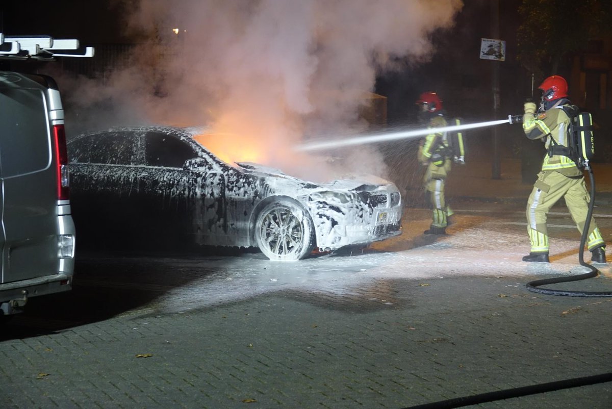 Ontploffing en autobrand in Zaandam, politie onderzoekt of het brandstichting was [video]..