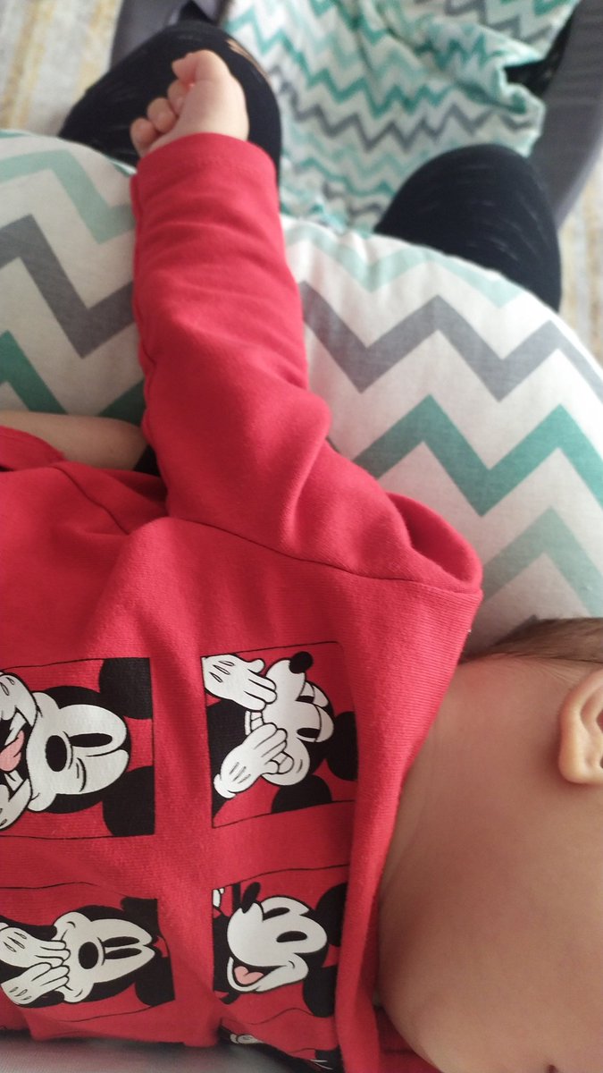 Ana kucağı uyunayacak en sıcak yer , güvende hissettiği yer . Belki gün içinde yetişemediğim , yapamadığım  çok iş var ama seninle bir daha yapamayacağım geri gelmeyecek çok an var canım oğlum çok hızlı büyüyorsun her günün ayrı güzel🎈