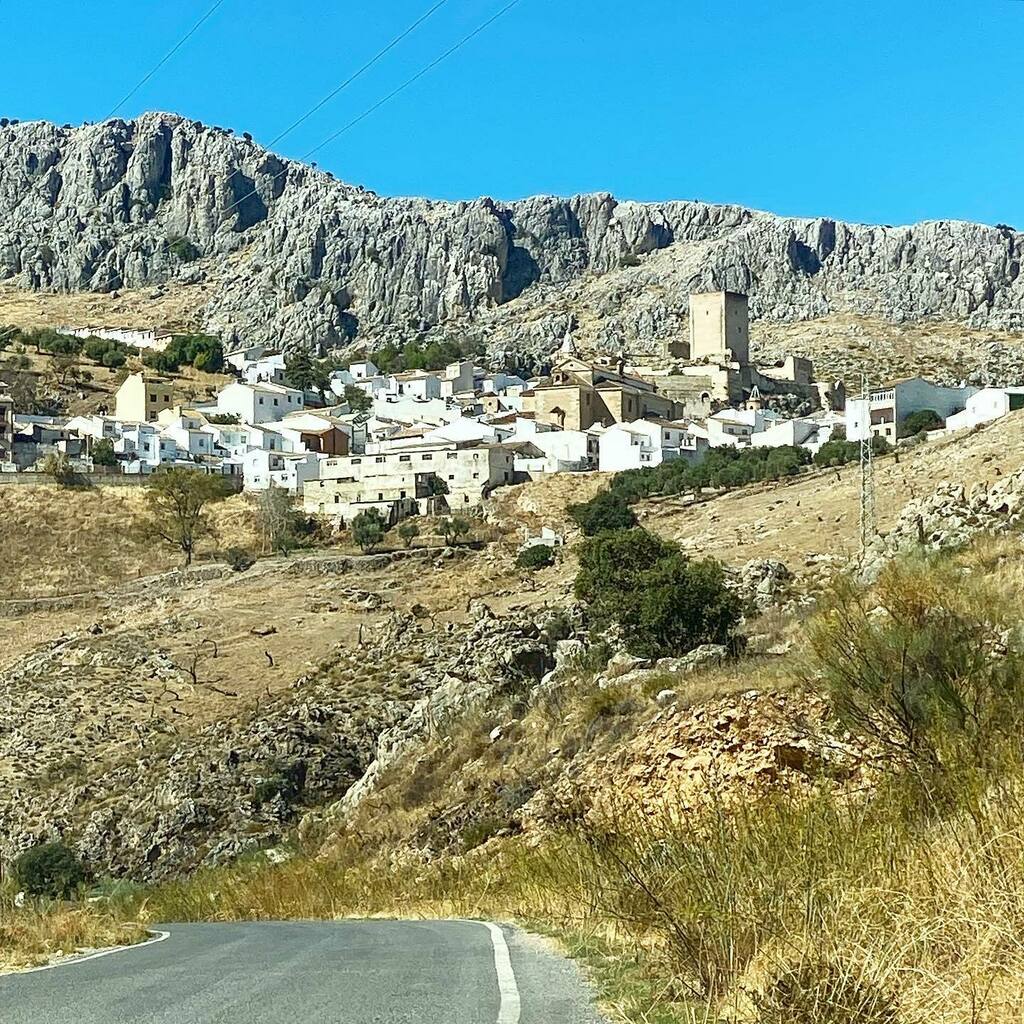 Aún me resulta incomprensible que el interior de una provincia como Málaga, con un volumen de turismo tan elevado, sea tan desconocido -  incluso para los propios malagueños - cuando a sólo unos kilómetros de distancia tiene lugares fascinantes con unos … instagr.am/p/CGUcVKaHq1v/
