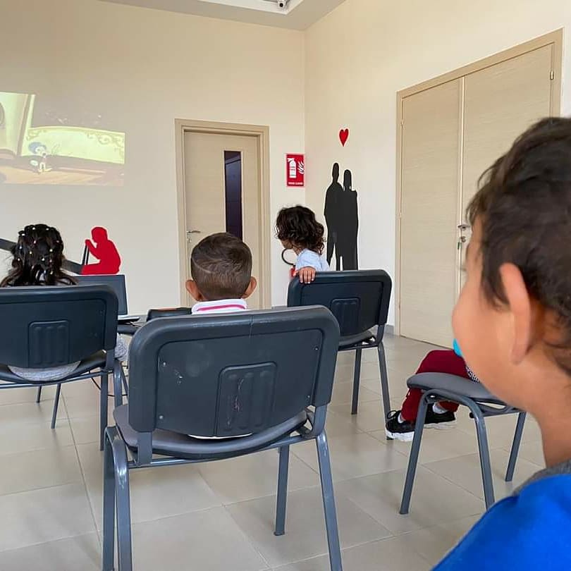 Nisma_ARSIS's tweet photo. Ndodhemi në Qendra Komunitare
 “Gonxhe Bojaxhi” së bashku me një grup fëmijësh, për të cilët po shfaqim një film vizatimor me elementë të shfrytëzimit të të miturve. https://t.co/m4OfTWVukV