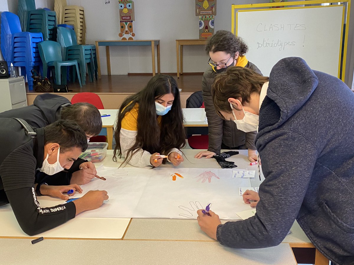 MedefCorse's tweet photo. #ClashTesStereotypes les élèves CAP Vente de l’EREA à Ajaccio réfléchissent en image sur les clichés et préjugés dans la vie et au travail #EcoleEntreprise20 https://t.co/ud82sTVMZc