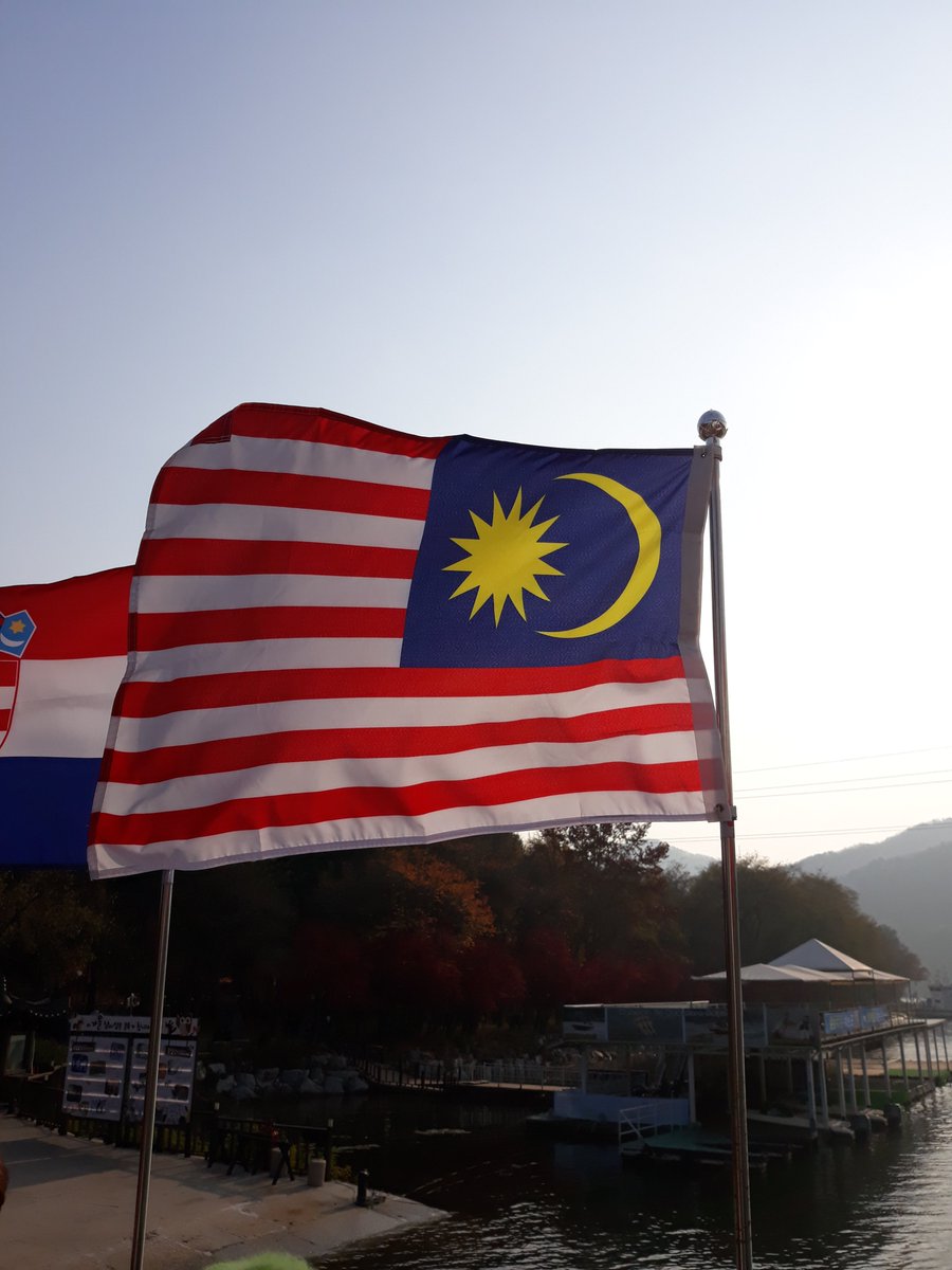 14. The ferry (only mode of transport) to Nami Island, has so many countries' flags ... can't help but take pics, the wind and lighting is perfect ... there are like dozens of such pics in my phone, all Malaysian flags ... picked the ones i like most ...  in between  and !