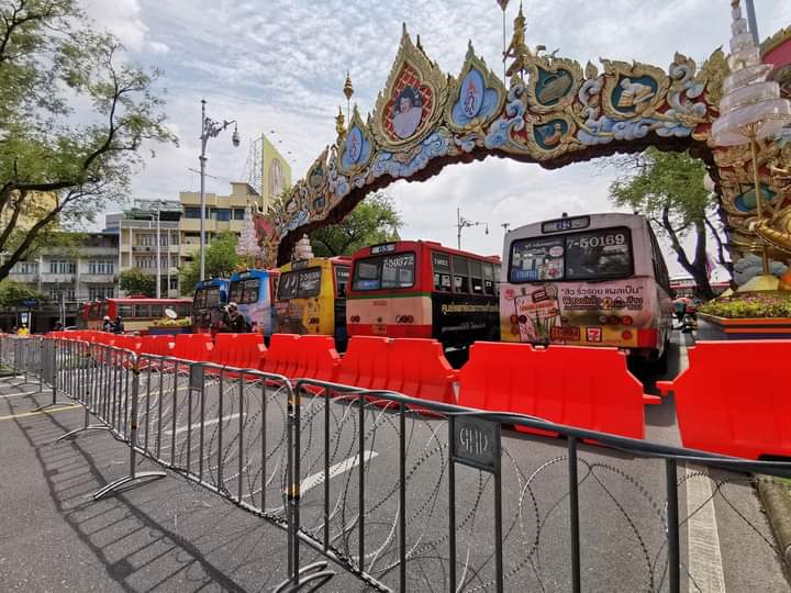 อย่างเลวน้อยที่สุด 
ก็ควรเอารถเมล์ไปขนคน
แล้วเอารถขยะมาปิดถนน

ไม่ใช่เอารถขยะไปขนคน
เอารถมามาปิดถนน
#ม๊อบ14ตุลา