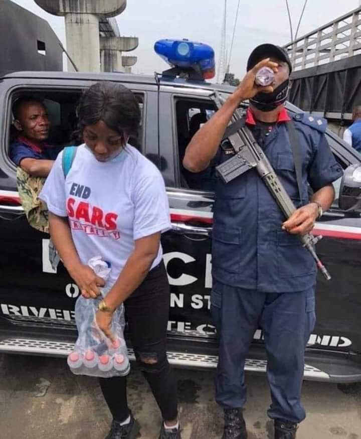 ObiChidubem_'s tweet photo. In all, Humanity is all that matters.... Pictureof the day 👌👌👌👌👌
#ENDSARSNOW #EndPoliceBrutalityinNigeria #EndPoliceBrutality #SARSMUSTENDNOW #SARSMUSTEND https://t.co/2z570c71Dk