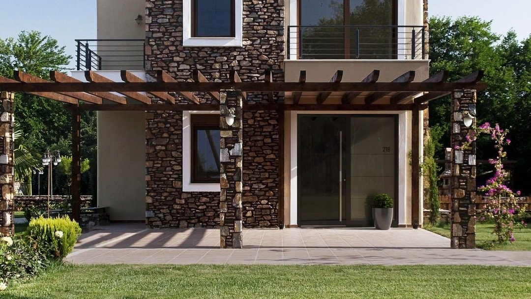 PirnarG's tweet image. If you’re after an entrance #door that would fit a traditional building or a more daring, avant-garde #home, #Pirnar can offer you the perfect door for your needs.