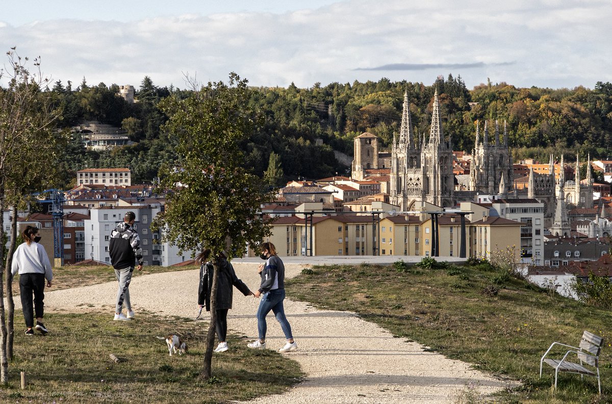 Businirmaslejos's tweet photo. Desde el #miradordesanisidro  al sur de la ciudad de #burgos se contempla una perspectiva poco vista de la #catedraldeburgos. También se ven la iglesia de San Esteban, el #arcodesantamaria y el #miradordelcastillo. https://t.co/HNqEYuWp29