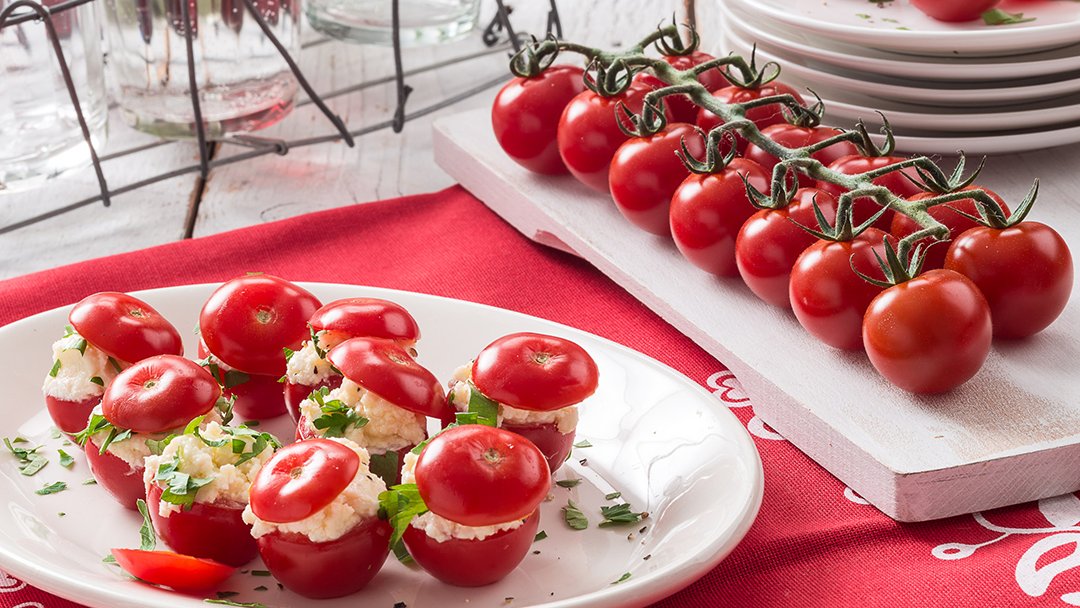 Vandaag is het Nationale Groente- en Fruitdag. Varieer met je groenten en maak een lekkere tomatenbonbon. Vul de tomaat met een roomkaas, salade of wat humus. Welke variant vind jij lekker? 

#ngfdag #DFW2020 #tomatenrecepten #recipe #food #instafood #yummy #food #delicious #eat