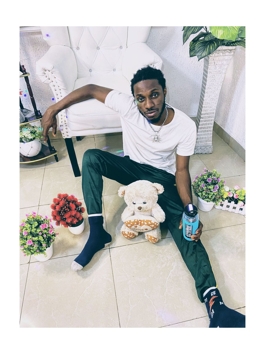 ijuwonlo's tweet photo. So Many Heart Break Going On In The World 💔 SWAT #ENDSARS but this my baby no fit BREAK MY HEART 💛💛💛💛 #SoManyHeartBreak Link on bio ☝🏾 Video drops soon ☑️
.
💔🤦🏽‍♂️#ENDSARS #EndPoliceBrutality #SarsMustEnd #ijuwonlo #ij #SleepKeh https://t.co/v5841uXYqA