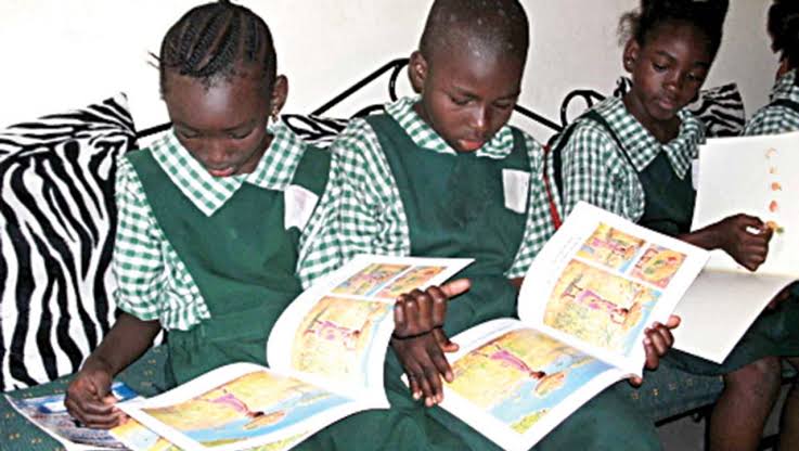 CorrectRadioTV's tweet photo. "Literacy & Di Reading Culture In Nigeria" naim be di mata wey we go dey reason ontop #TalkDMata with Poet & Writer @Willifmoore
Dis nah #UNAHGUDMORNINGLagos with @correctpesin & @betyanaa
#CorrectFmLagos https://t.co/ZXgXFZJyua