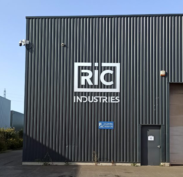 REPROCOLOR_'s tweet photo. C'est dans la @VilleGdeSynthe cette fois-ci que nos poseurs ont installé les nouvelles #enseignes_découpées pour #RIC_Industries :
2 enseignes en #Dibond_alu_brossé de 4,8m de large et 2,5m et la 3ème en #Dibond_teinté_masse gris de 2,5m de large également.
#découpe #pose https://t.co/ylyEUKh68P