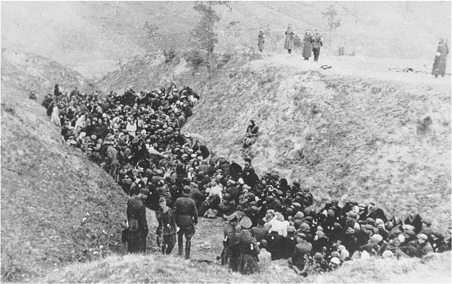 maartenvanriel's tweet photo. Vandaag in het verleden (1942) werden in een afgelegen ravijn meer dan 1.000 joodse vrouwen en kinderen vermoord die daags daarvoor uit het Mizoch getto waren gedeporteerd. SS-Unterscharführer Schäfer maakte foto's van de 'Aktion'. https://t.co/Tz9NHbYwUG
