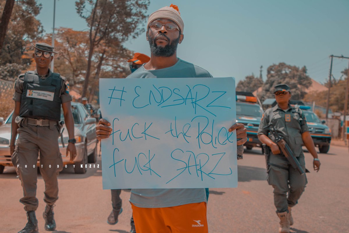 the protest in the city of Jos #Jos #EndSARS #EndSWAT #EndSarsNow 
#SARSMUSTEND #JosEndSarsProtest 
#WeJosCreatives
i was fortunate enough to click the shutter button at this moment exactly with the police officers behind