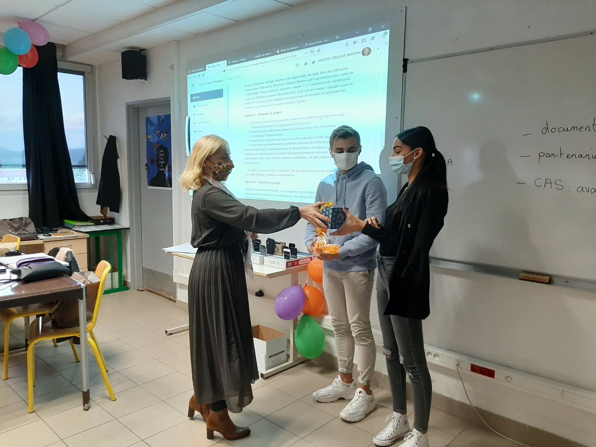 Valprof1's tweet photo. Remise des prix pour @EnizaMokri et @QuentinDbl25, les 2 meilleurs vendeurs de la carte avantages jeunes. Bravo à eux ! 🎉
#ecarteavantagesjeunes #CRIJ #cartesavantagesjeunes https://t.co/A1Ogbkg6qV