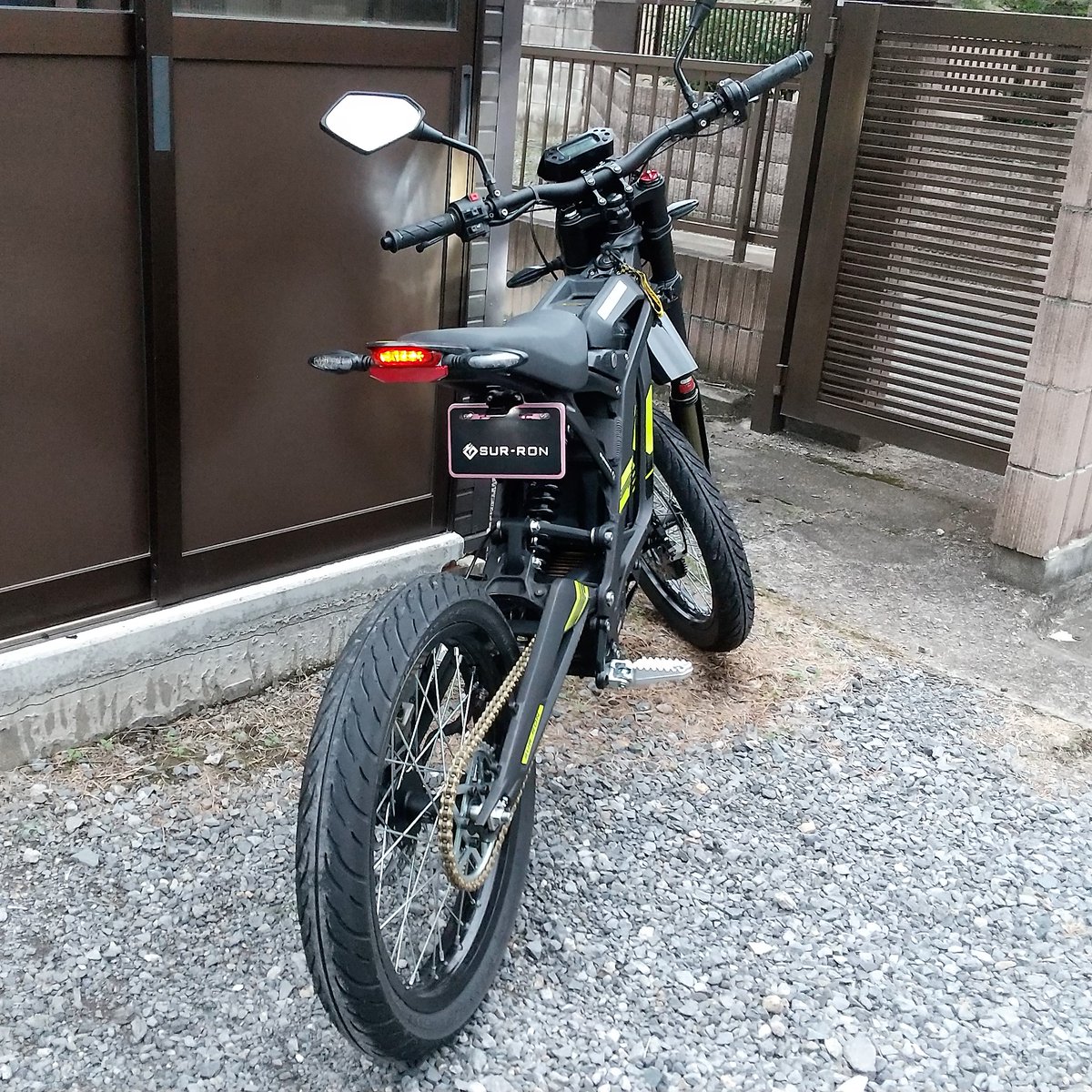 TakahashiRS's tweet photo. 午後から時間が出来たので、余ったアルミ板で作り直してみました。
テールランプとウインカーの位置を見直し、リフレクターを少しスリムな汎用品に変更しています。
まだ確認していませんが、これでノーマルタイヤでもフルボトム時に干渉はしないはずです。
#SurRon #電動バイク #サーロン #L1e https://t.co/pwIgX14LE7